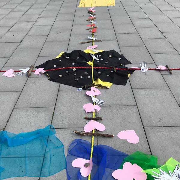 Ansicht von einem Kreuz, gelegt aus verschiedenen Materialien